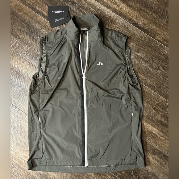 J Lindeberg Men’s Ash Light Packable Vest in Volcanic Ash - Picture 3 of 9